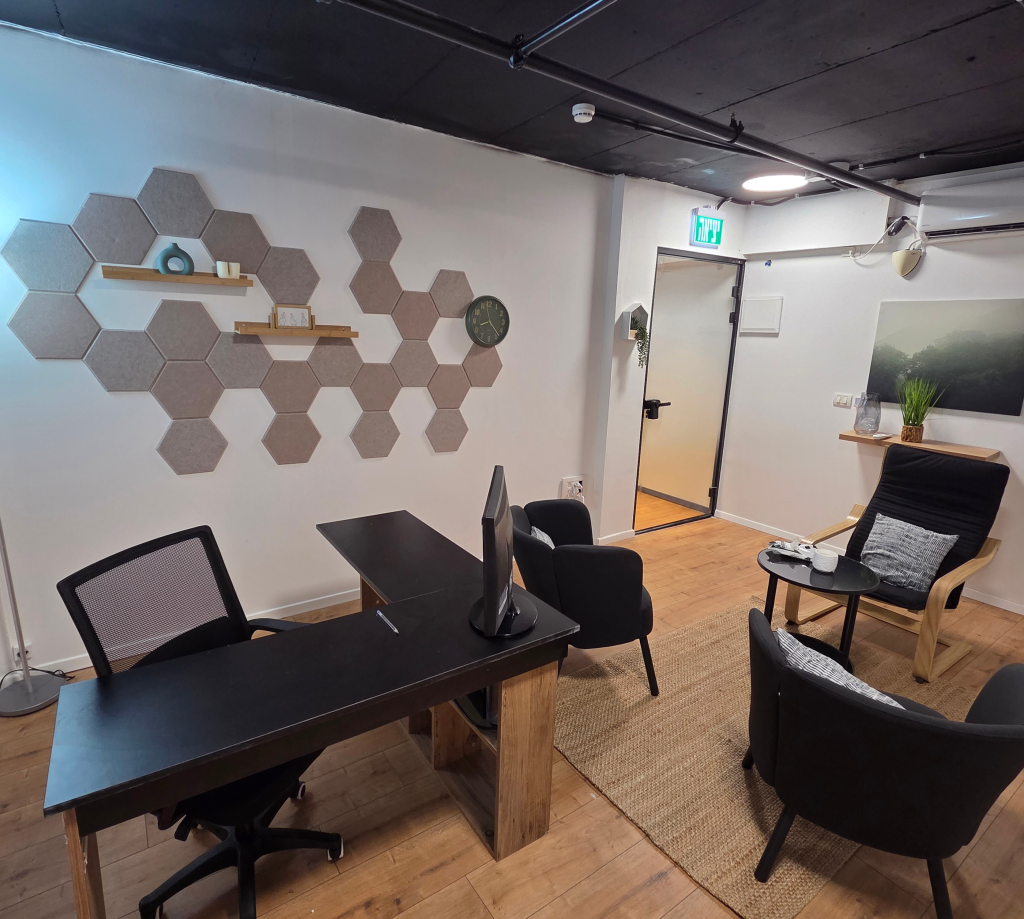 קליניקות ומשרדים להשכרה בחריש. פינה לשבת מציע חללים מרוהטים וגמישים לפי שעה, יום או חצי יום, מוכנים לעסק שלכם.