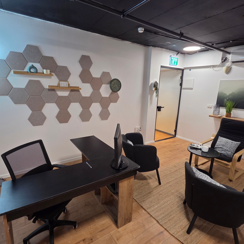 קליניקות ומשרדים להשכרה בחריש. פינה לשבת מציע חללים מרוהטים וגמישים לפי שעה, יום או חצי יום, מוכנים לעסק שלכם.